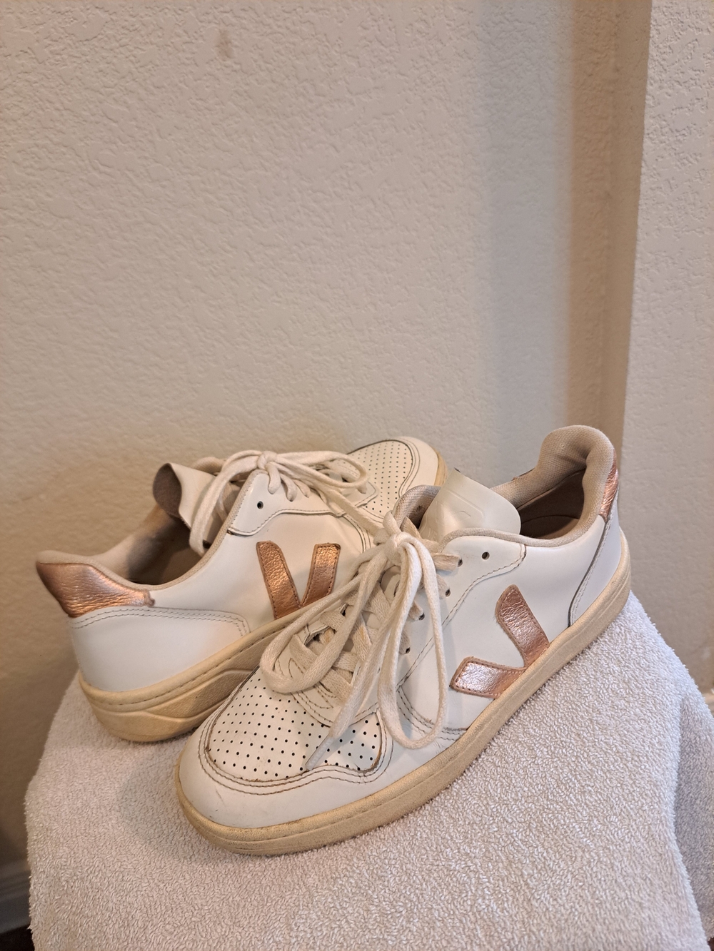 VEJA V-10 Leather Low Top Sneakers Extra White Platine Rose Gold Size 6 / 36